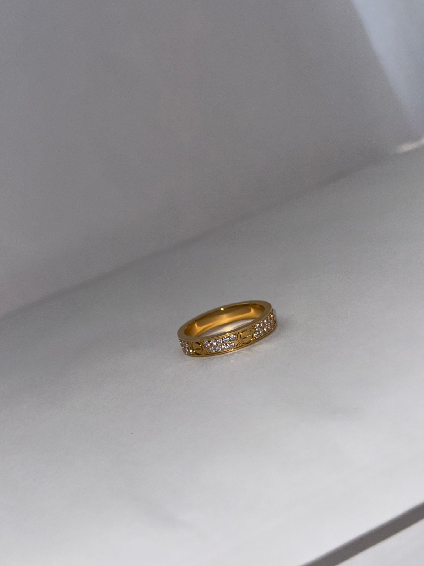 Ring with nail effect and stones